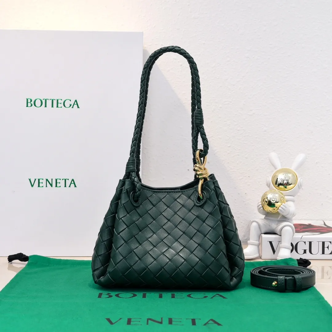 Batch 1760 BV home is new! Andiamo combines Bottega Veneta archives parachute handbags to inherit retro elements and integrate modern trends. The same style as Shu Qi's Beijing Night. It is a continuation of the classic bag. It has three functions: hand carry, shoulder and cross-body. It is embellished with metal brass knot buckles. The capacity of the small one is amazing. It can easily hold sunglasses in a box/small bottle of water/powder powder/charger and other daily necessities when going out. The upper body is versatile. Style number: 6569 Size: 21*17*16.5cm